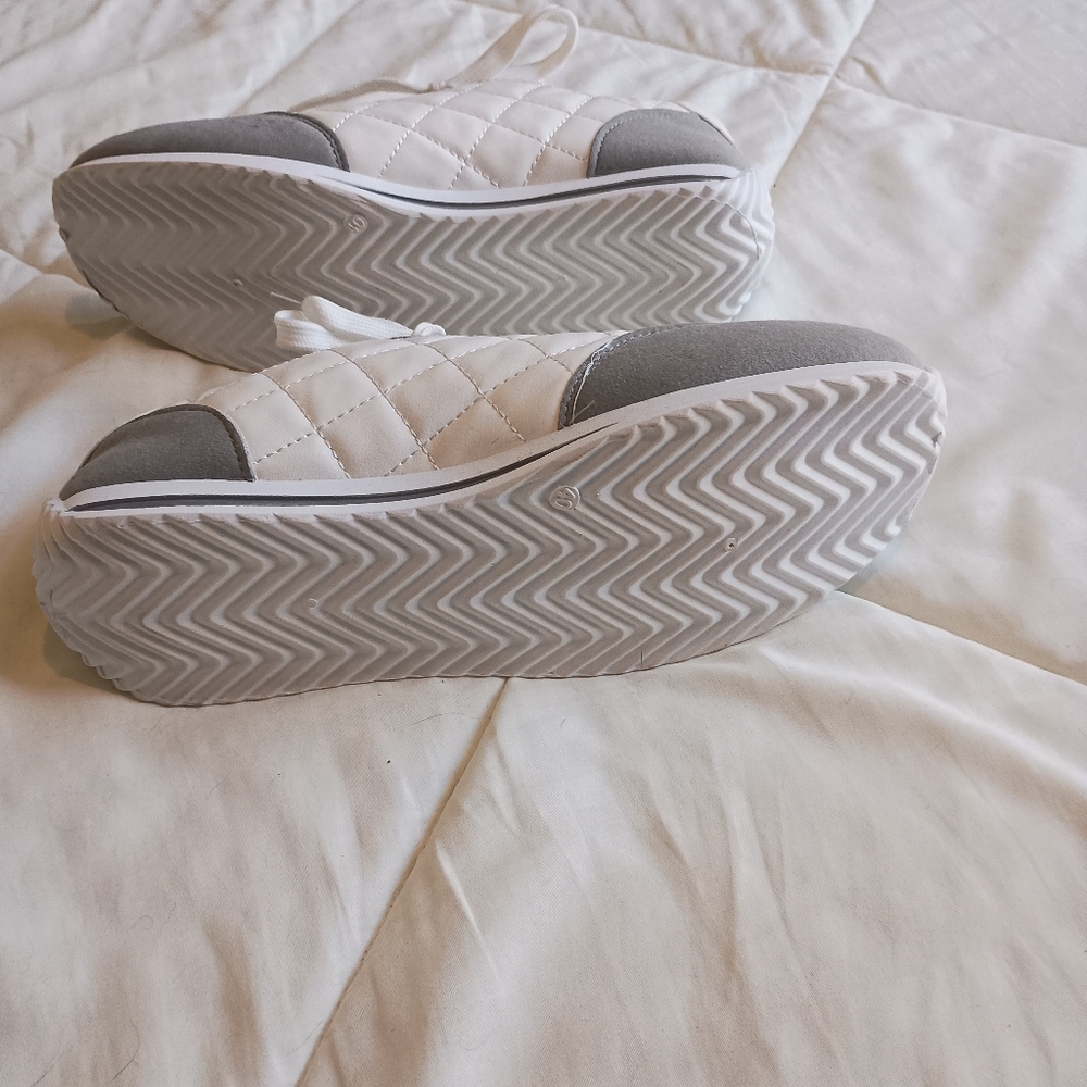 NWT Women's white and gray sneakers Size 8.5 Quilted Fabric‎ Low Profile - Picture 9 of 9